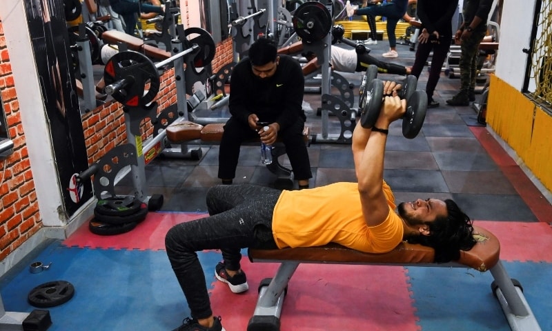 Delhi's rebel gym enthusiasts risk virus to pump iron - World - DAWN.COM